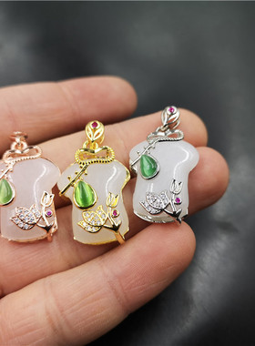 四海新疆衣食无忧彩银白玉吊坠