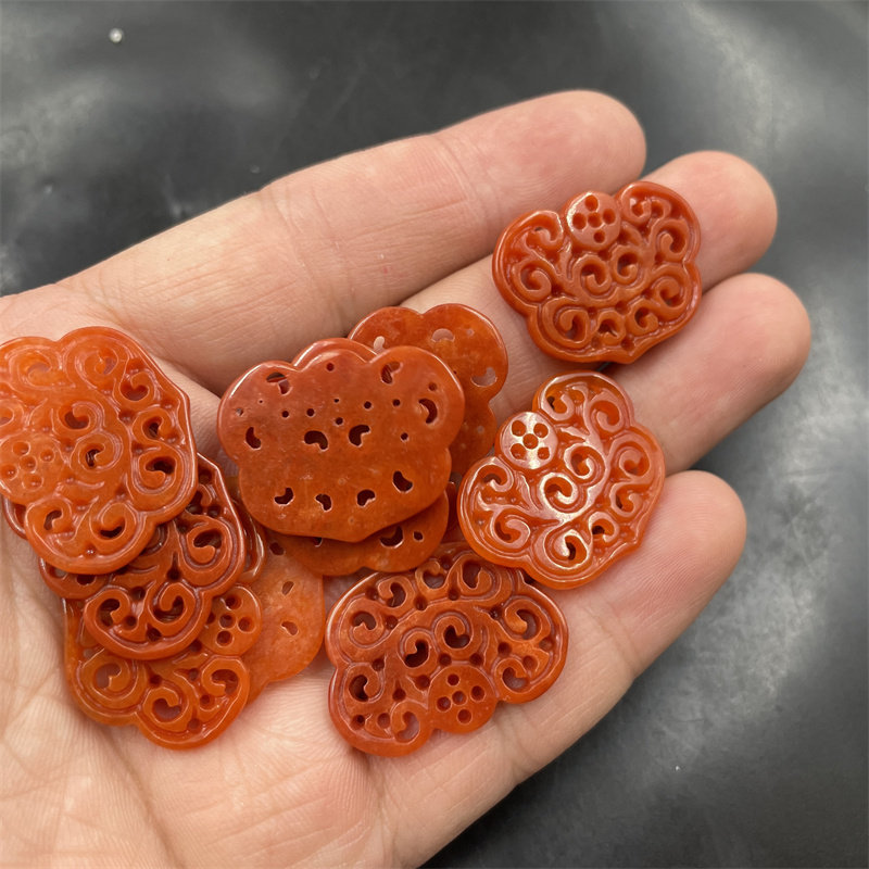 四海玉器 新款镂空雕刻红翡翠玉如意锁吊坠 挂件