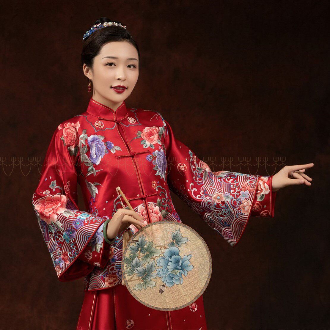 華芬嫁衣 2021款秀禾服定制中式婚纱 宫廷牡丹蝴蝶纯苏绣新娘礼服
