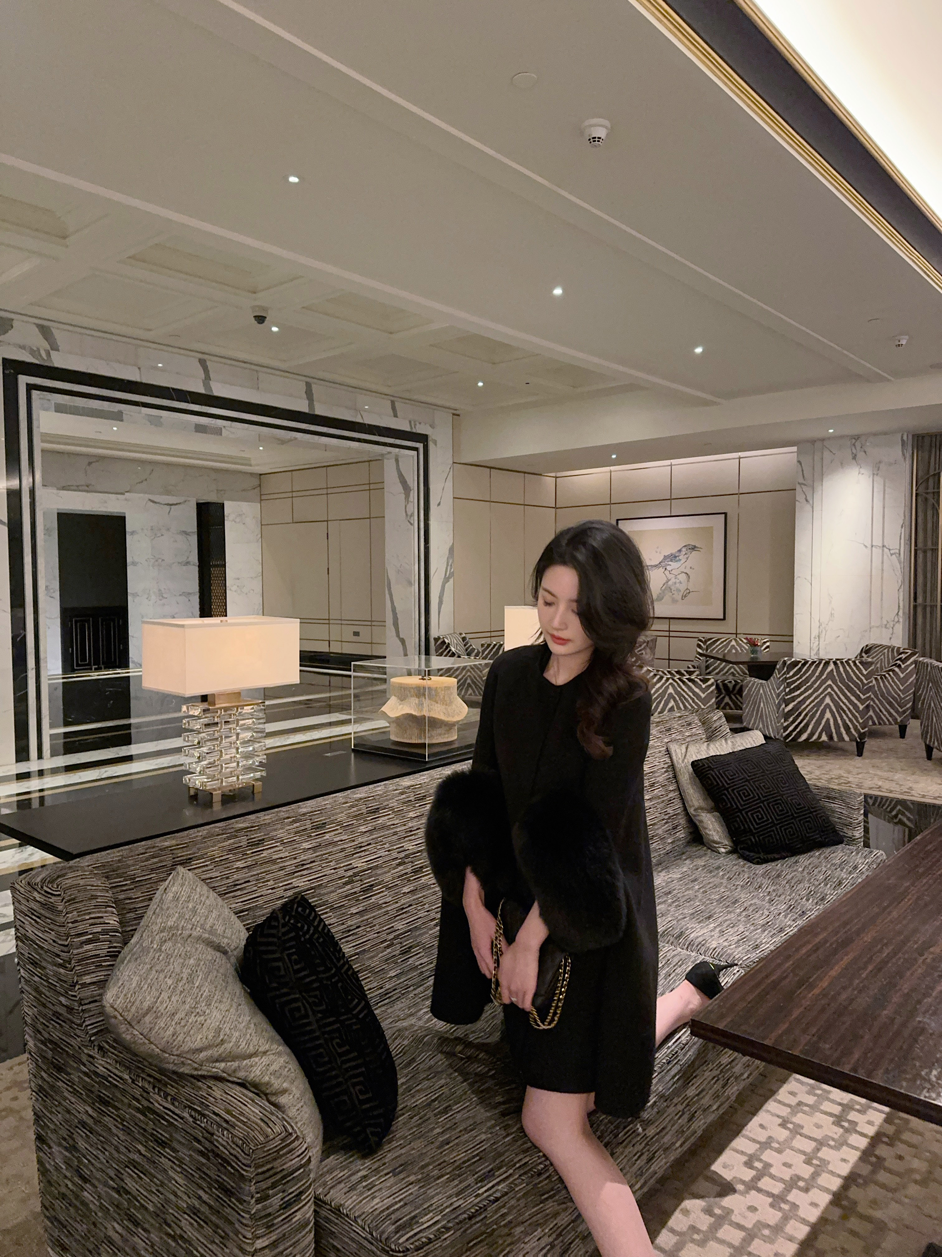 黑天鹅系奢华超大狐狸毛羊毛斗篷