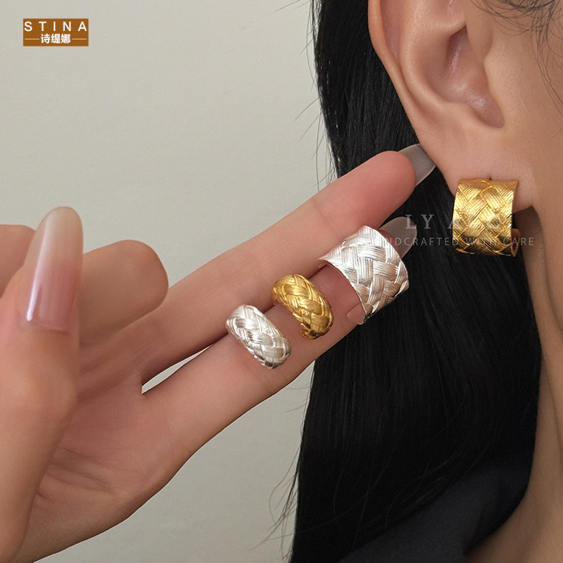 STINA复古编织纹耳环立体宽细耳