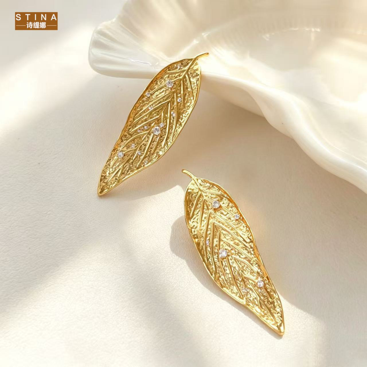 STINA复古金属树叶耳钉女金银两