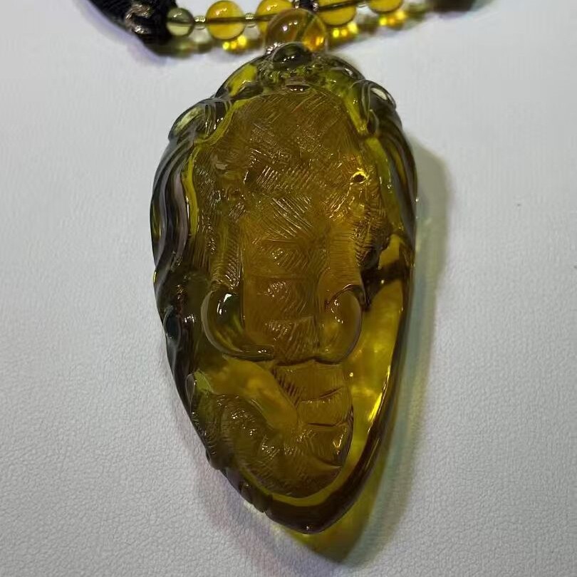 正品天然缅甸琥珀净水玻璃底绿茶 象神 圆雕吊坠名家工艺珠宝饰品