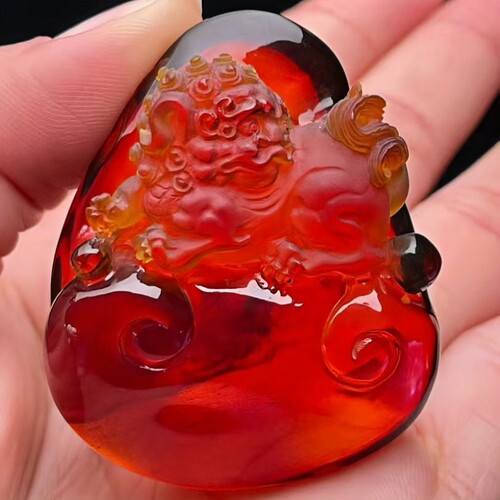 天然缅甸血珀金狮献瑞圆雕把件