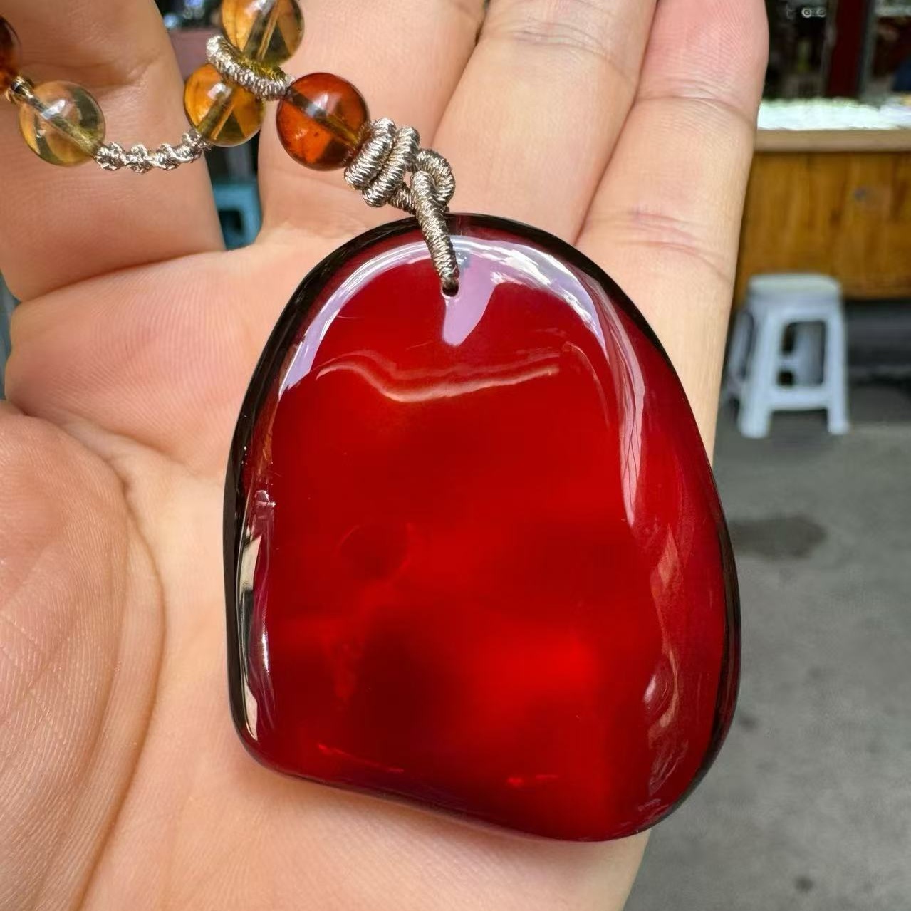 正品天然缅甸琥珀精品玻璃底干放酒红血珀随形吊坠文玩珠宝饰品