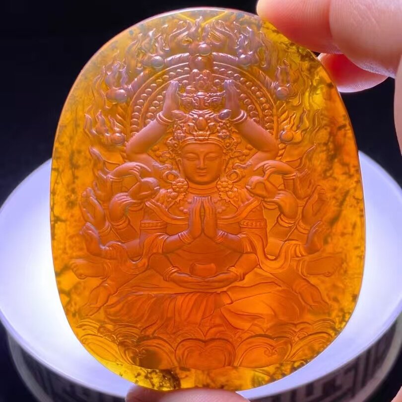 正品天然缅甸琥珀精美茶珀原皮 千手观音 吊坠文玩工艺珠宝饰品