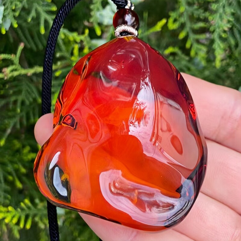 正品天然缅甸琥珀玻璃底金红血珀随形吊坠时尚文玩百搭款珠宝饰品