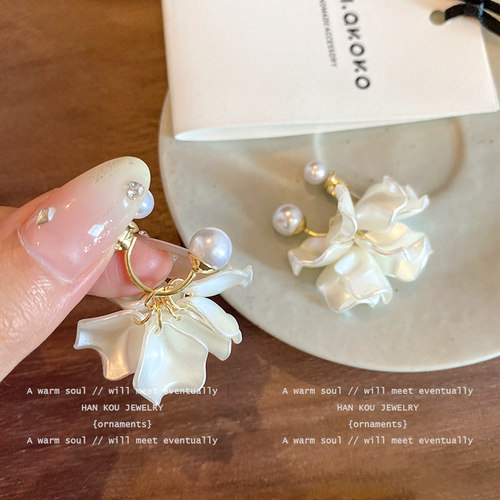 超仙珍珠花瓣吊坠耳环女轻奢气质高级感精致耳钉百搭大气绝美耳饰