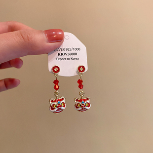 新年喜庆醒狮铃铛珍珠耳钉女新中式小众设计感耳环红色中国风耳饰
