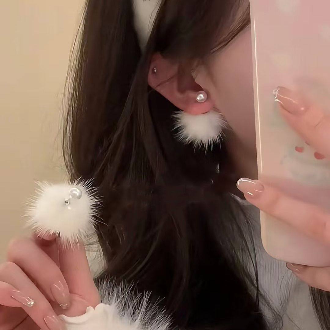 冬日氛围感_纯色毛球耳环2025新款爆款耳钉气质秋冬耳饰女高级感