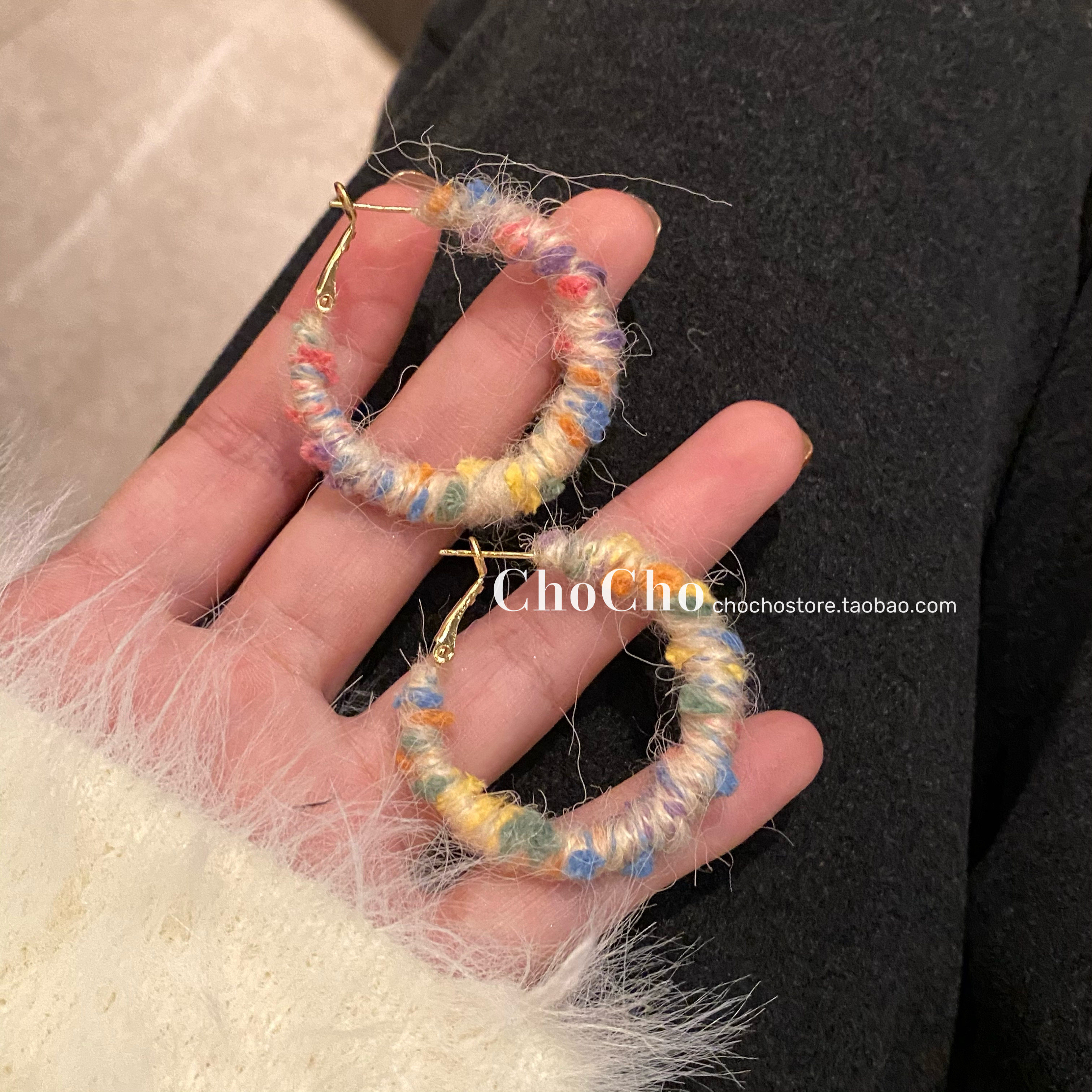暖呼呼!彩虹缠绕毛线圆圈耳环女秋冬高级感独特耳圈甜美个性耳饰