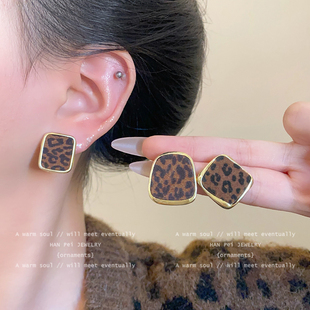 咖色几何方形豹纹耳钉2026新款爆款女人味耳饰高级感轻奢精致耳环