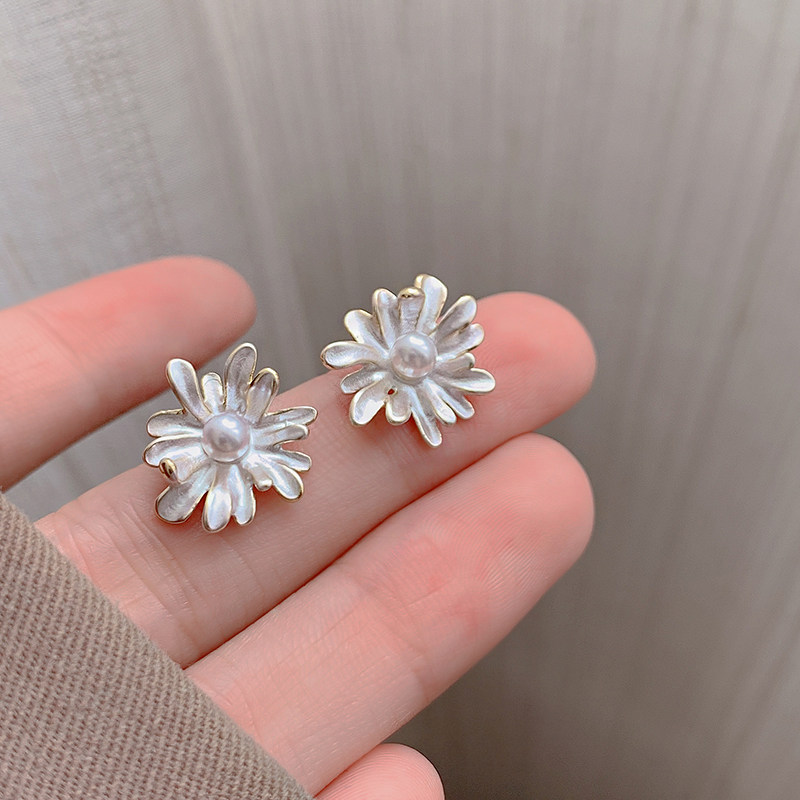 复古白色雏菊耳钉耳环2025年爆款耳钉轻奢高级感独特气质耳饰女