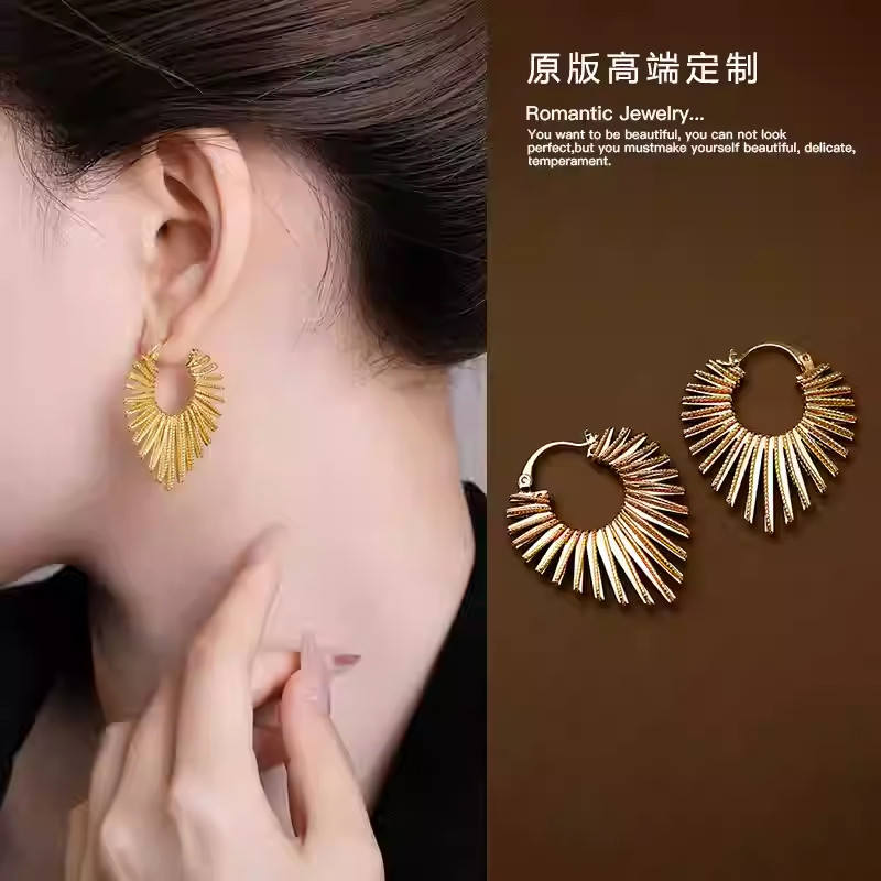 金色夸张线条感桃心耳扣耳环女高级感轻奢耳钉2025新款巨好看耳饰