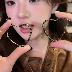 复古港风爱心豹纹耳圈2025新款辣妹设计感耳环耳钉显脸小百搭耳饰