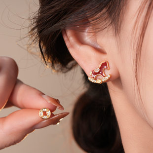 红色摇摇马铜钱不对称耳钉本命年轻奢高级感小众设计耳环复古耳饰