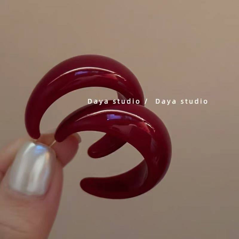 港风复古树脂酒红c形耳环 高级感小众气质法式安可拉红耳圈耳钉女
