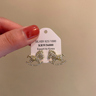 金色小马钱币耳钉女2025年新款爆款高级感本命年耳饰马上有钱耳环