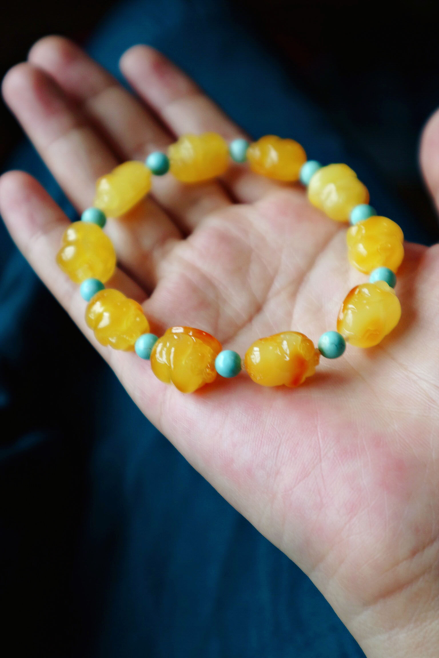 천연 치킨 오일 노란색 밀랍 새끼 돼지 단일 원형 팔찌 원시 미네랄 녹색 소나무 남부 빨간색 팔찌 밀랍 휴대 전화 펜던트 먼지 플러그