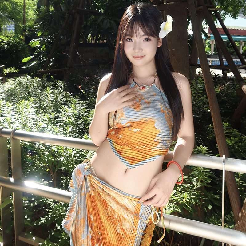 高级感油画印花褶皱条纹性感挂脖比基尼三件套绝美海岛度假泳衣女