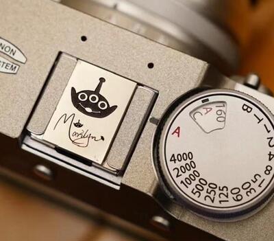 创意定制三眼仔可爱适用于佳能索尼康松下富士宾得理光热靴保护盖