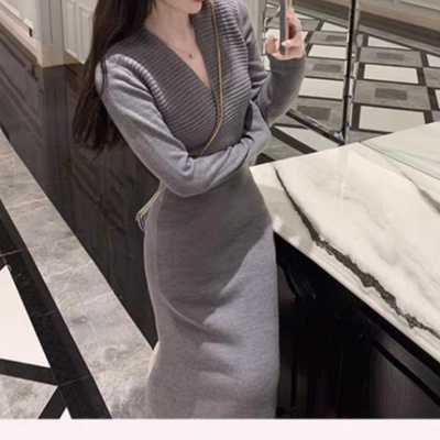 妞妞家秋冬新品女士V领简约知性长款羊毛针织连衣裙8192