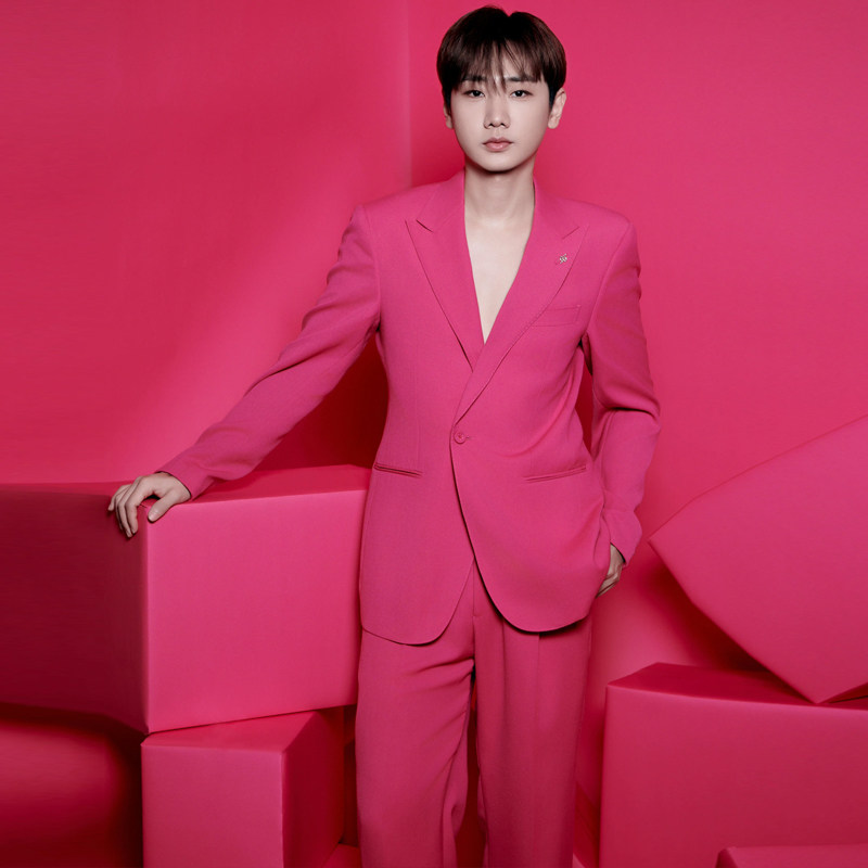 春秋时尚走秀演出舞台年会直播艺考发型师芭比粉红色西服套装1081