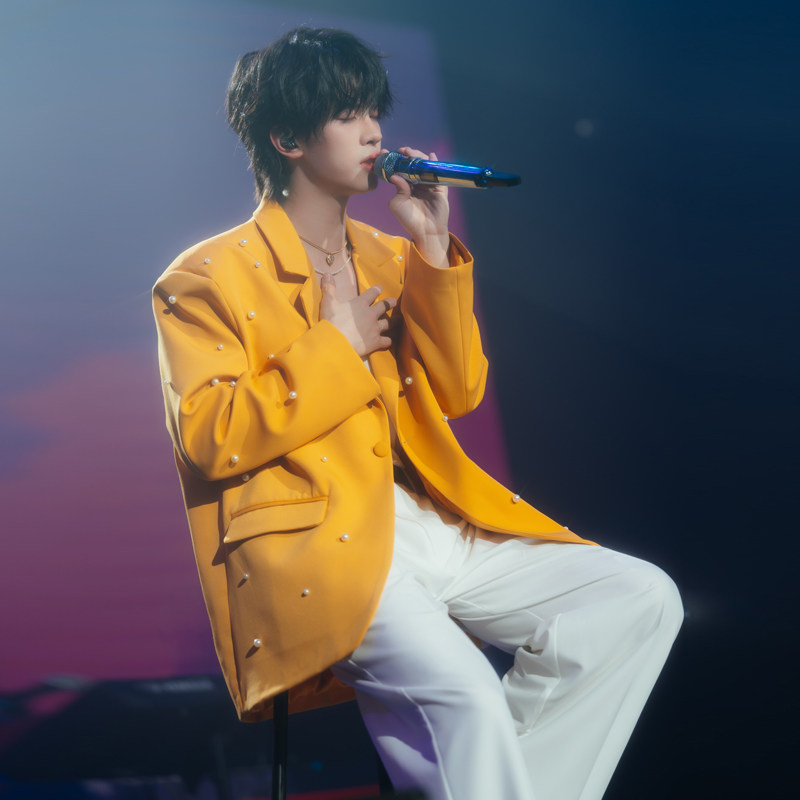 日系歌手演出年会男团直播艺考刺绣镶嵌珍珠浅宽松黄色西服1098