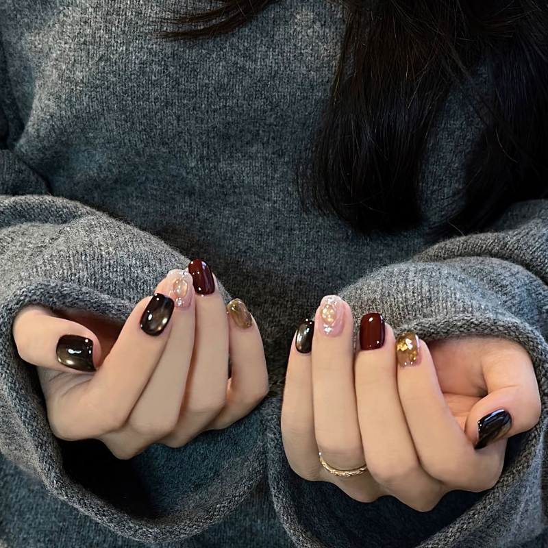 2025新款早秋小短甲手工穿戴显白咖啡巧克力棕小众美甲短款贴片