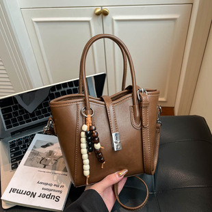 爱依服复古小拎包包女式2026新款潮时尚休闲单肩包外出斜挎水桶包