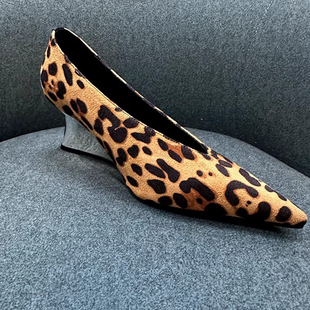 欧美女鞋2026年新款尖头v口单鞋坡跟鞋女奶奶鞋套脚女巫鞋阿婆鞋