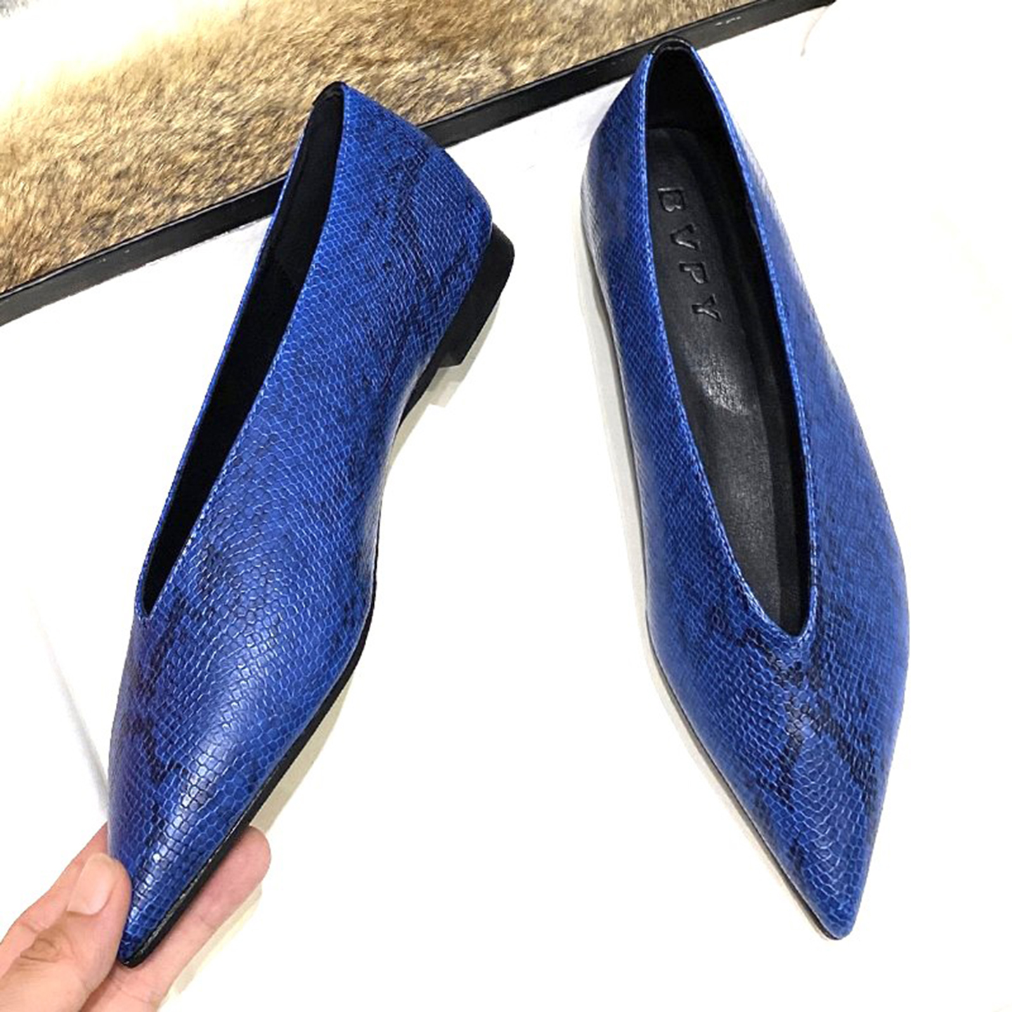 欧洲站新款平底v口尖头女巫鞋