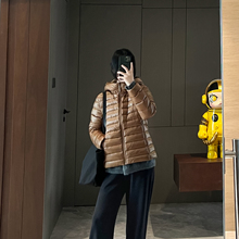 轻巧保暖 视觉收腰 90鹅绒填充排骨20D无胆尼丝纺短款连帽羽绒服