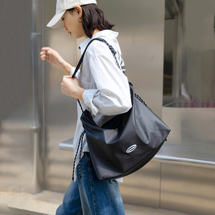 日系休闲通勤饺子包小众大容量斜挎包运动风学生上课单肩背包男女