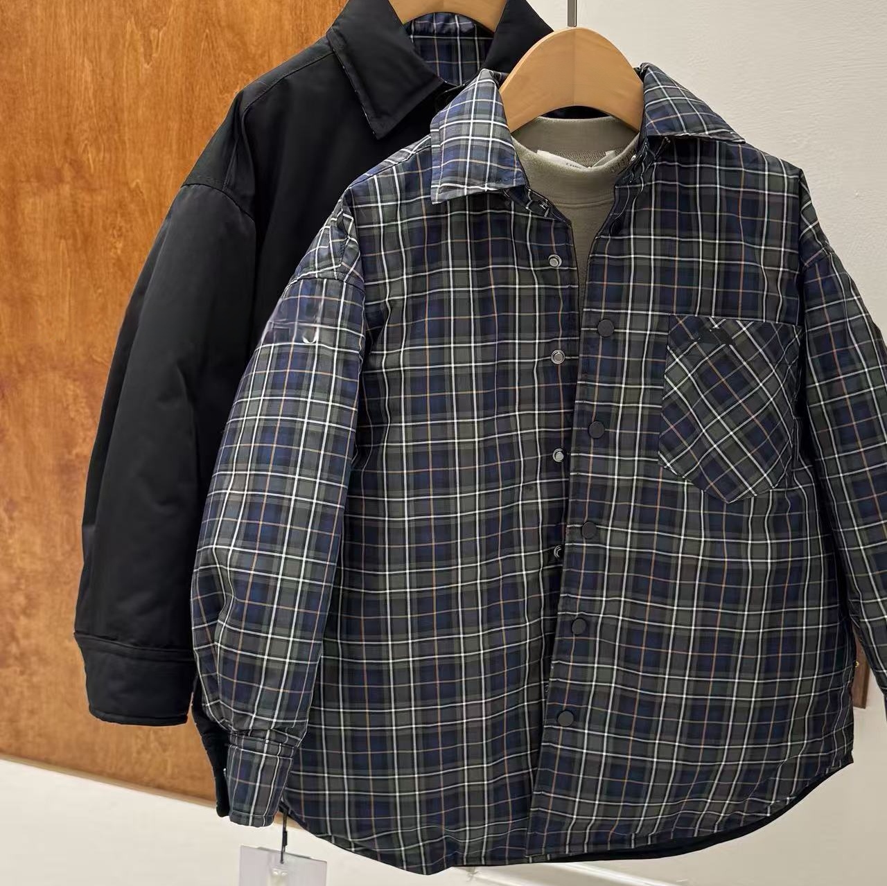 波拉韩国童装2025冬女童潮酷字母衬衫休闲男童时尚格子夹棉外套