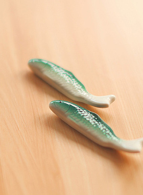 陶瓷手绘鲫鱼筷子架创意家居摆件