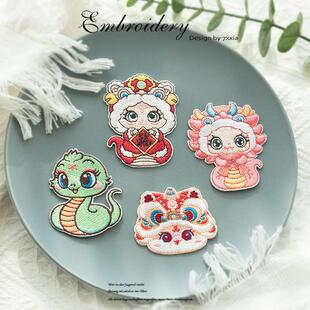 卡通蛇年刺绣布贴发夹手机壳装 饰贴纸新年衣服羽绒服破洞补丁贴花