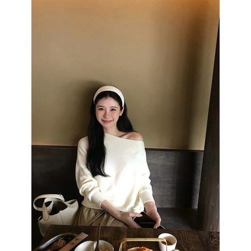 VASE美蟹温柔羊毛混纺斜肩毛衣