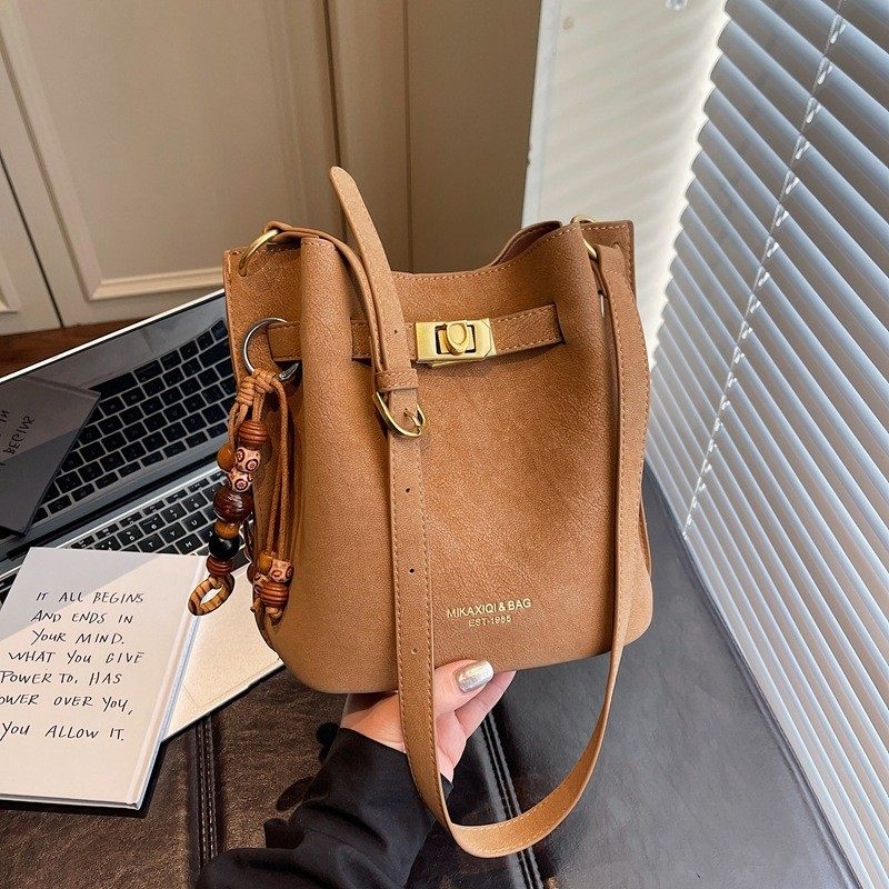 时尚软皮通勤水桶包女式2026新款小众设计大容量气质单肩包,箱包皮具/热销女包/男包,胸包,淘宝优惠券,粉丝福利购,淘宝优惠卷