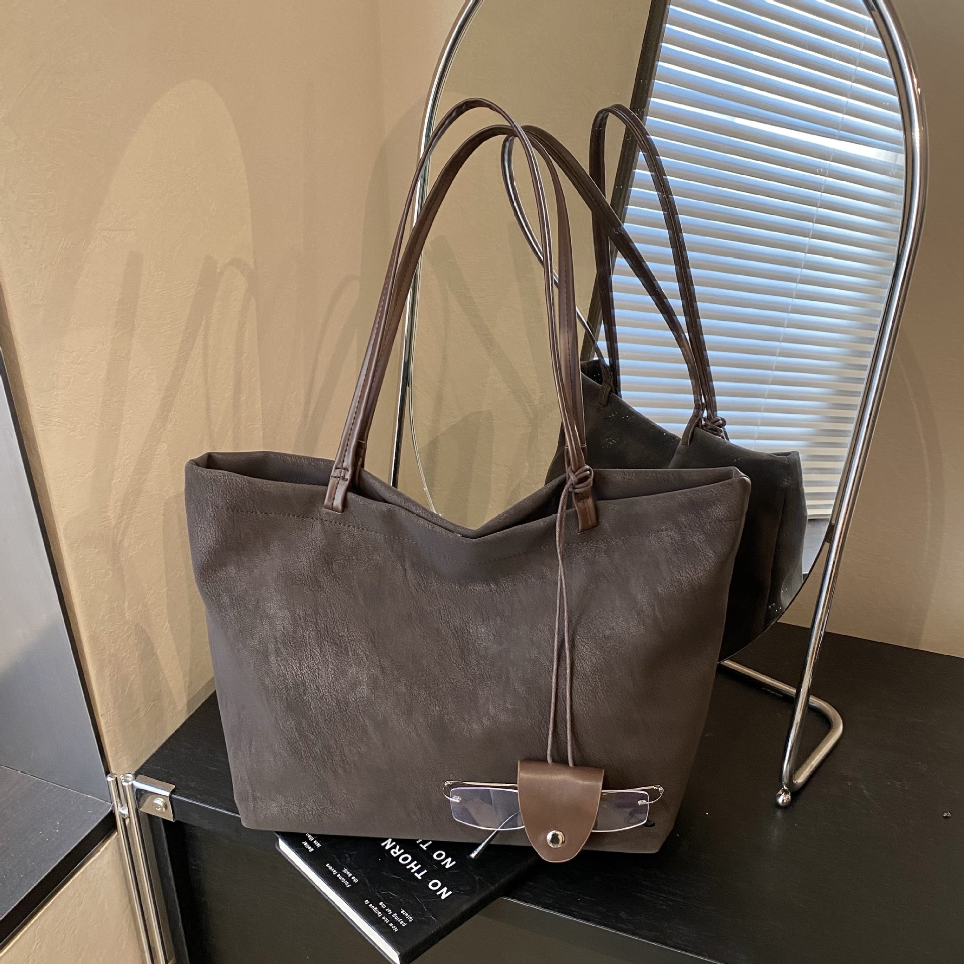 松弛感复古大容量包女2025