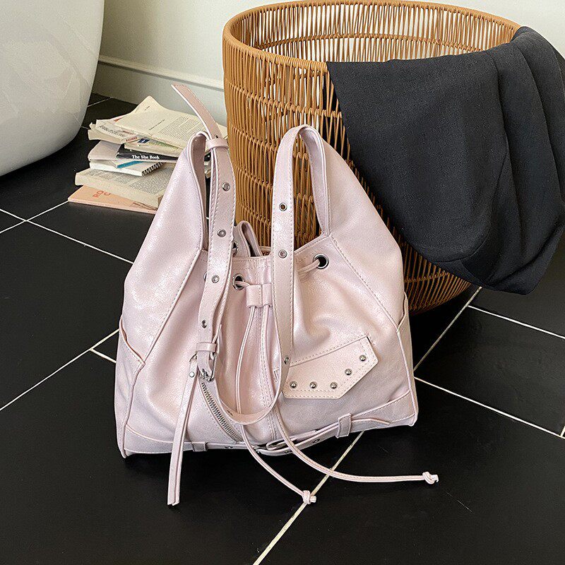 铆钉风暗单肩包新款港风朋克黑斜挎包复古包辣妹欧美时尚水桶包女