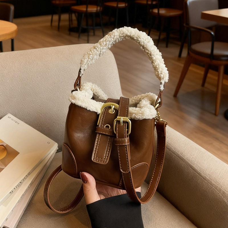 复古羊羔毛水桶包女2025新