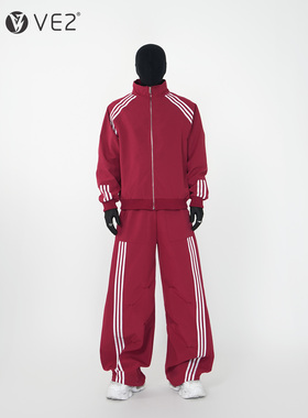 VE2 美式三条杠休闲弯刀直筒阔腿裤男女立领防泼水红色赛车服套装