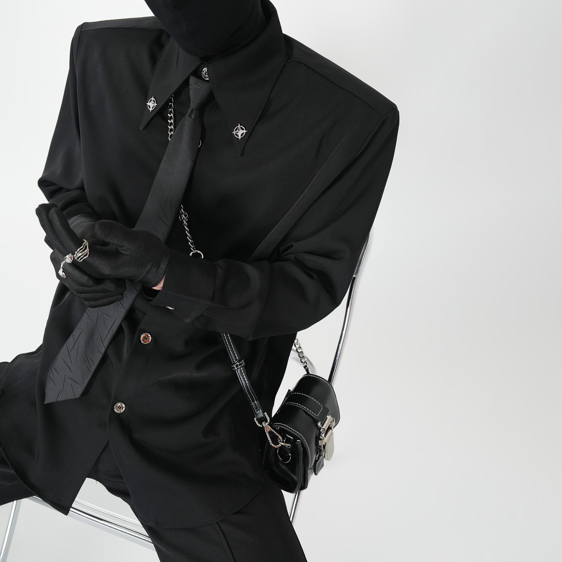 VE2金属领针设计尖领长袖衬衫