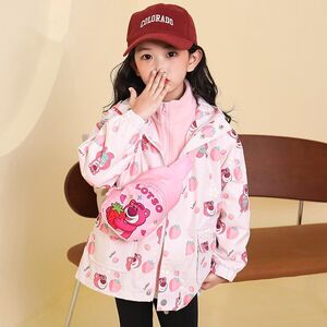 女童冲锋衣三合一2023新款草莓熊外套冲锋衣加厚两件套加绒外套