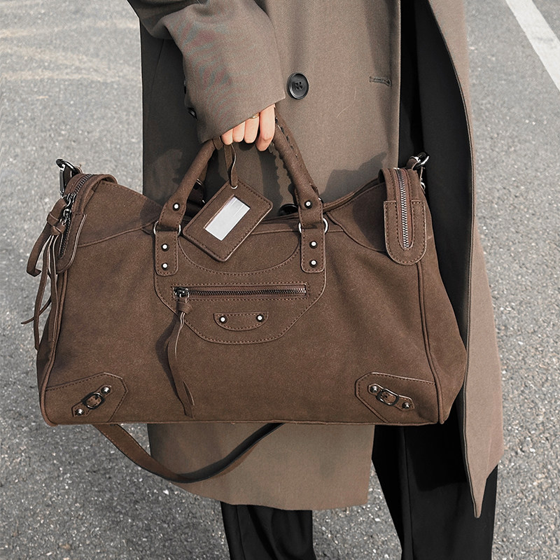 中古麂皮辣妹机车包2025新款朋克风铆钉旅行包软皮磨砂通勤托特包,箱包皮具/热销女包/男包,托特包,淘宝优惠券,粉丝福利购,淘宝优惠卷