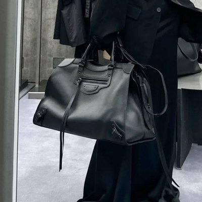 朋克风铆钉机车包2026新款大包通勤手提旅行健身包辣妹腋下托特包