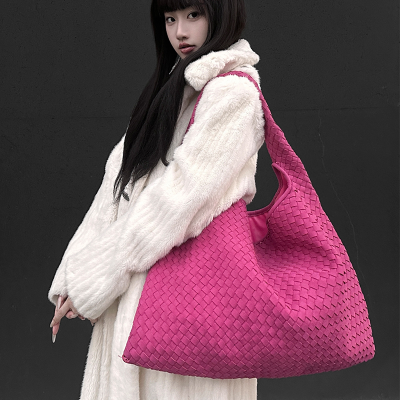 辣妹玫粉色麂皮编织包2025新款女包磨砂单肩托特包手工编织腋下包