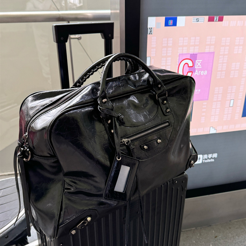 爆裂纹机车旅行包2026新款软皮登机行李包朋克铆钉手提健身辣妹包