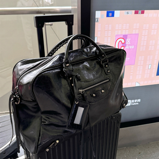 爆裂纹机车旅行包2026新款软皮登机行李包朋克铆钉手提健身辣妹包